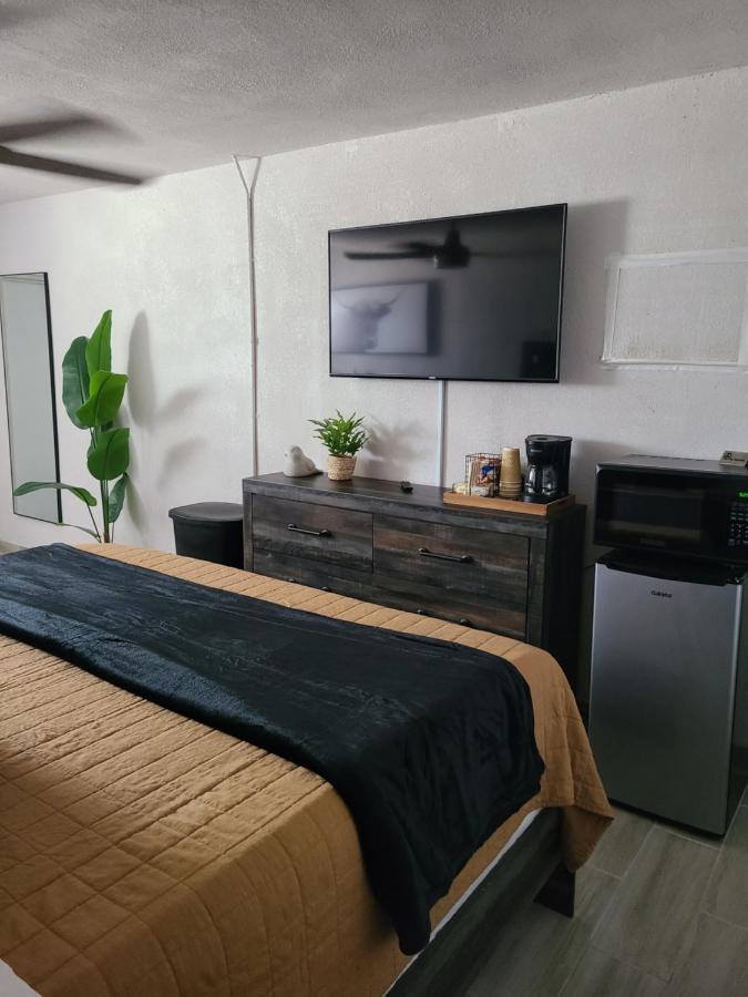 Modern Studio Retreat With King Bed - Cozy Comfort Pahokee Extérieur photo